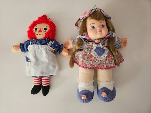 VINTAGE 1981 HOLLY HOBBIE 12IN CLOTH DOLL AND RAGGEDY ANNE 1