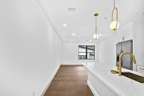 $3,400 / 2br - Dorchester 2 Bed/2 Bath Apartment | Near Uphams Corner (Dorchester)63699392983041124