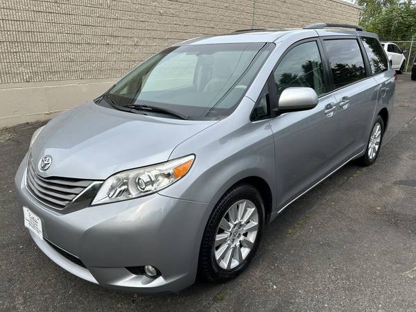 2014 Toyota Sienna XLE AWD --Título limpio, Cuero, Techo solar, Equipado-- - $22,995 (kirkland)63613938574339120