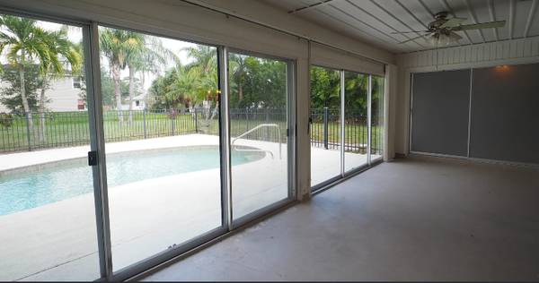 $1,920 / 2br - 1240ft2 - Casa de dos dormitorios y dos baños, CBS, con piscina situada en un terreno y medio! (Port Saint Lucie, FL)63799882094977121