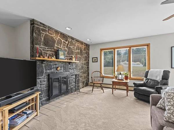 $1350.00 / 1br - One room available in quiet Colchester Townhome near Thayer Bay Beach63976979971202123