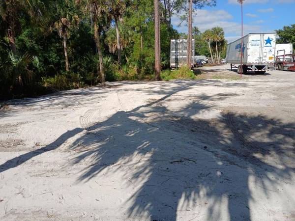 $125 Outdoor parking spaces for rent (Fort Pierce)63799909642753122