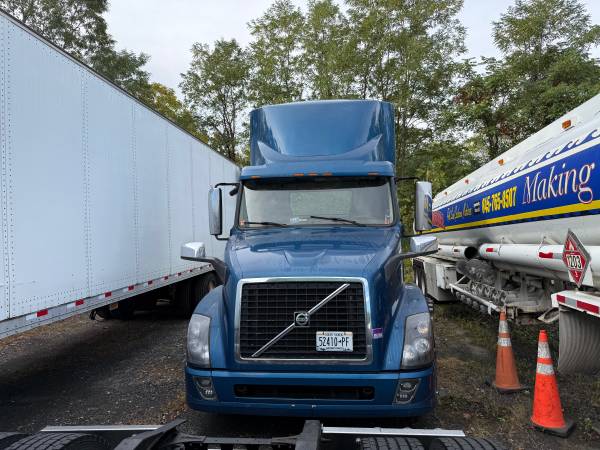 2017 Volvo VNL Automatic Daycab 1