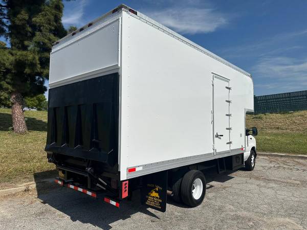 2004 Ford E-450 Econoline - Photo 2