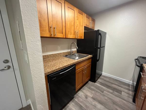$1,699 / 1br - 680ft2 - 🚗 Prime Edmonds Location | Modern 1BR w/ In-Unit Laundry, & Balcony (Edmonds)63807984441603120