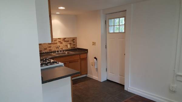 Sunny & Charming Studio Unit
$1,100 Sunny & Charming Studio Unit
$1,100