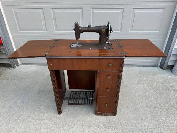 Vintage Treadle Sewing Machine in Original Wood Desk/Cabinet 1