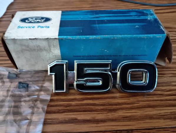 NIB 1975 FORD 150 EMBLEM 1