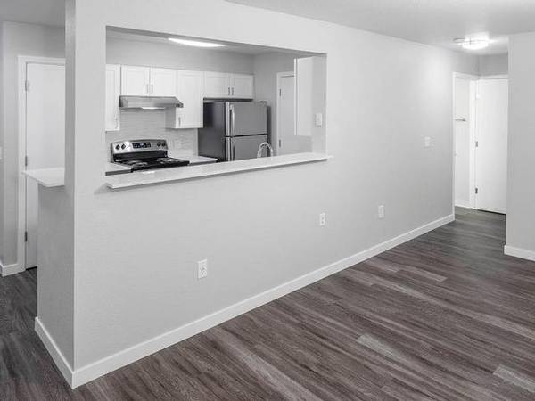 $1,957 / 2br - 974ft2 - Asar en la parrilla, Área de fogata junto a la piscina (8900 SW Sweek Drive)63831326281859124