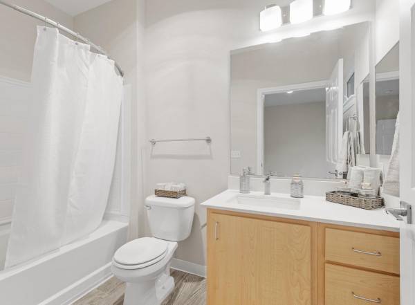 $2,179 / 2br - 1099ft2 - Área de comedor formal, zona de juegos, puertas interiores blancas de 6 paneles63852482166145123