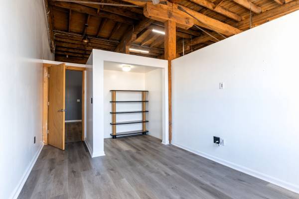 $1,250 / 1br - 1600ft2 - Commercial or Residential Apartment for Rent - Close to Downtown Cleve (Cleveland)63860362720257121