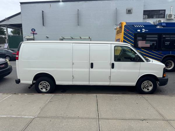 2017 GMC Savana 2500 - Photo 5