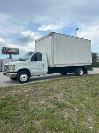 2011 Ford E450 - Photo 2