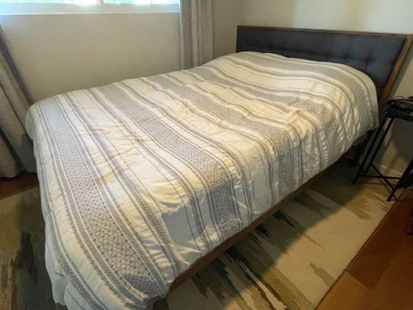 Cama moderna de mediados de siglo - Como nueva - $200 (Shoreline)63471461661571122