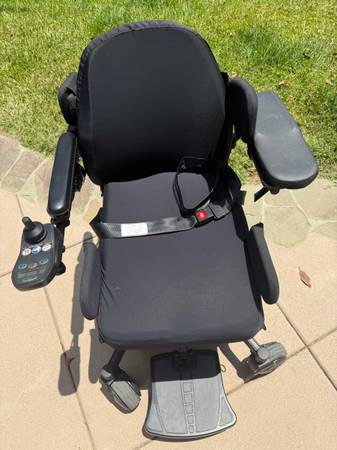 Power Wheelchair :  Quantum Edge 2 – EXCELLENT CONDITION - New Batteries 1