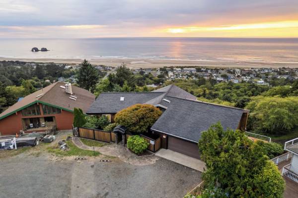 $1 / 6br - 6400 SQFT BEACH MANSION, Ocean Views, Deck, Hot Tub, 3 Min to Beach, NFL Sun Tkt (Rockaway Beach, OR)64218335555201123