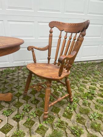 Solid oak table and 4 chairs 1