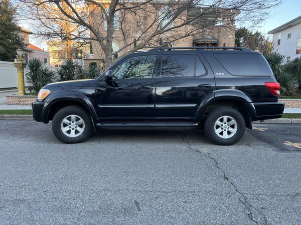 2005 Toyota Sequoia SR5 4x4 v8 - $2,000 (COLLEGE POINT)63614395310977123