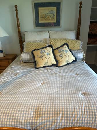 Comforter set , pillows 1