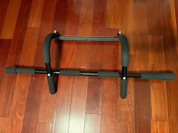 Over the door pull up bar 1
