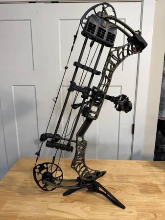 Mathews Image Bow with QAD MX2 and CBE Trek Pro Micro 3V Sight 1