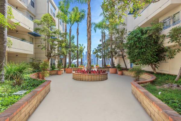 $1,949 / 1br - 652ft2 - Clubhouse, Double Master Suites, Balcony or Patio (930 Figuroa Terrace, Los Angeles, CA)63700977660547121