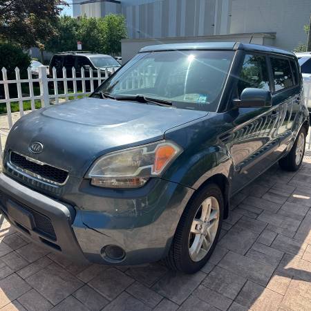 2011 Kia Soul + (Plus) w/ 5-speed Manual Transmission 95km - $2,500 (Staten Island)63654713510145120