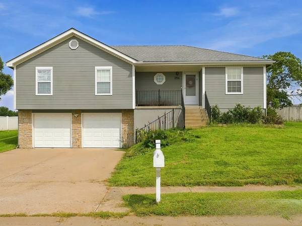 large 3br 2bath blue springs home available 1