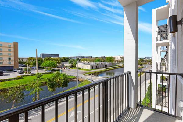 Fast Move In, Simple Process Stunning 2-B, 2.5-BTH residence of Doral. 1