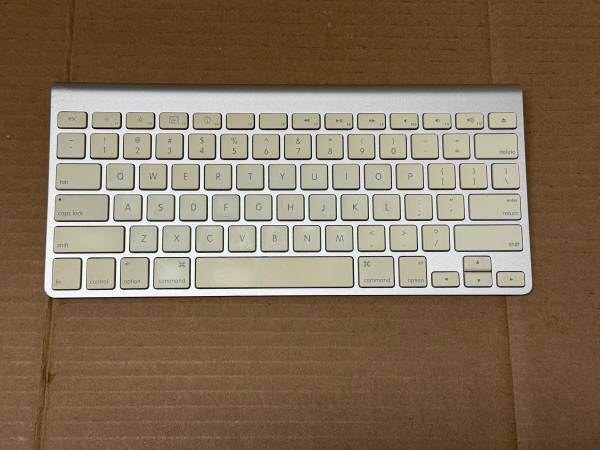Apple Magic Keyboard (Wireless Bluetooth) 1