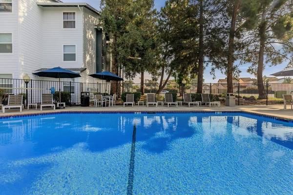 Beautiful Landscaping, Cable Ready, Balcony or Patio 1