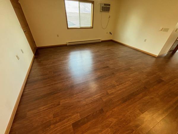 $975 / 2br - 800ft2 - 📍2BR/1BA Upper-Level Apartment w/ Balcony – $975/mo | Chippewa Falls (Chippewa Falls, WI)63845959315715121