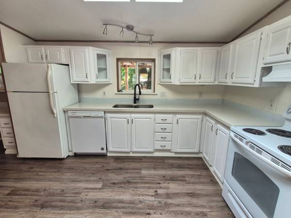 $2,850 / 3br - 3 bed 2 bath on large fenced lot (Bonney Lake)63688278368515120
