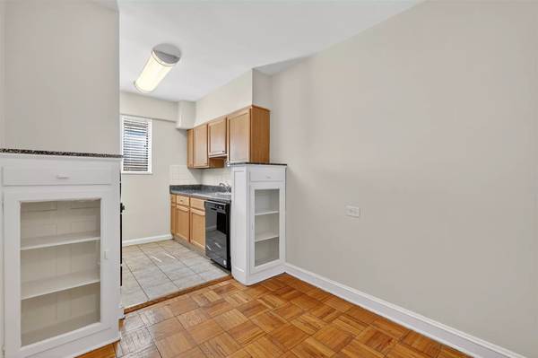 $2,266 / 1br - 820ft2 - Check out our amazing location! 1 bed, 1 bath. Located in Washington. (Washington)63896033838594120