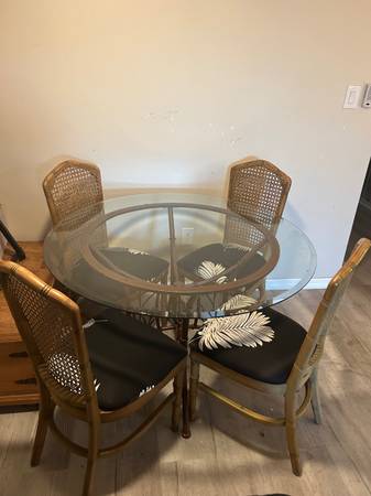 Dining Table & 4 Chairs 1