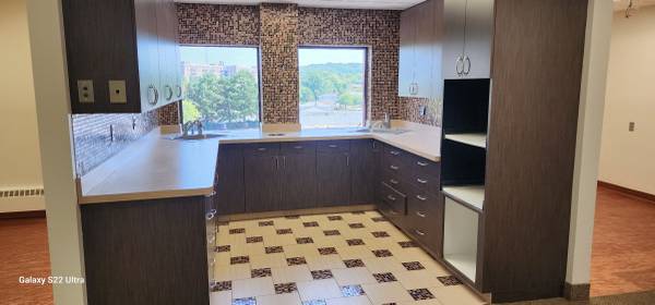 $2,400 / 2000ft2 - Hermoso espacio de oficina de 2000 pies cuadrados, PRIMER MES GRATIS (Parma)63860362810625123