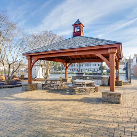 $1,629 / 1br - 769ft2 - Gazebo With 2 Gas Grills, Carpet, Porch/Patio/Balcony (204 Kings Arms Street, Ashland, VA)64027113066882121