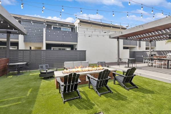 $2,845 / 2 dormitorios - 840 pies² - Cuatro piscinas, solárium, seis centros de lavandería (6363 Beadnell Way, San Diego, CA)63657123730817122