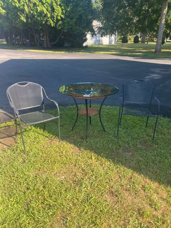 Table and chairs ( indoor/outdoor) 1