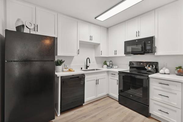 $3,220 / 3br - 1200ft2 - On-Site Management Team, Pet Friendly, Private Patio/Balcony63775544134913121