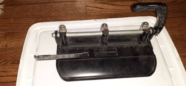 Heavy Duty 3 Hole Punch 1