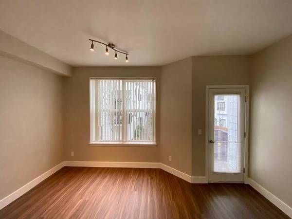 $3,619 / 2br - 1393ft2 - Sala de residentes, ventanas extragrandes, cocina al aire libre y área de parrilla (Redmond)63852483189891124