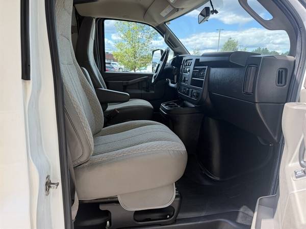2022 Chevrolet Express 12' - Photo 15