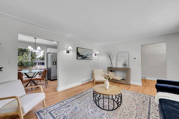 $810,000 / 4br - 1839ft2 - Updated Finishes on Quiet Cul-de-sac (Lakewood)63973503390466122