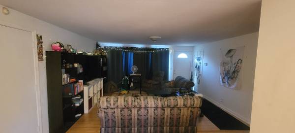 $800 / 3br - 1200ft2 - Room for rent Nov 1st (Mill Park)64039055997315122