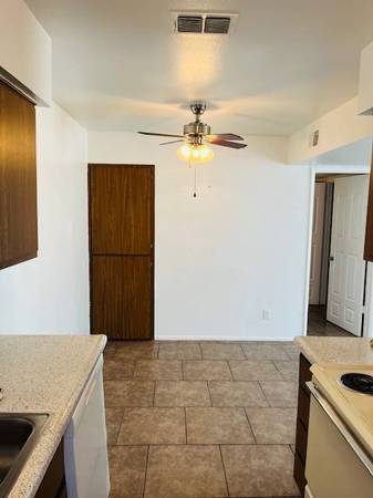 $1,000 / 1br - EVERYTHING YOU NEED RIGHT HERE AT THE FALLS!!! (GLENDALE)64047708065793122