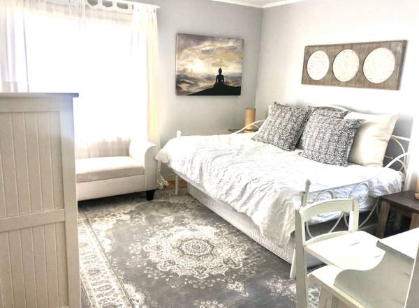 $1,350 Furnished room for rent in house in Redwood city. (Available now).. (redwood city)64011321803521120