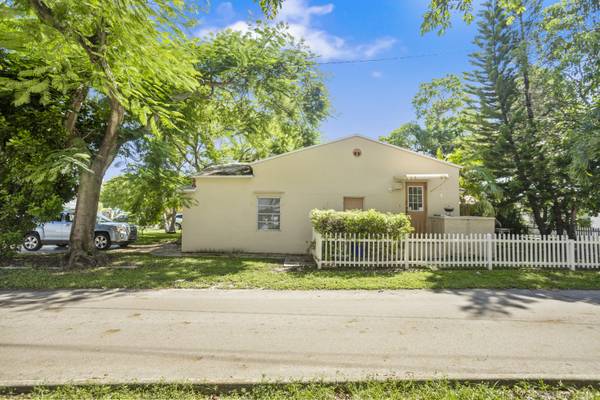 $2,799 / 2br - East of US1-Single Family House/attached garage-Downtown Hollywood (Downtown Hollywood)64049279930242122