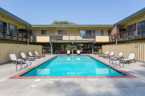 $2,490 / 1br - 797ft2 - On-site management, Fenced-in yards, Walk-in closets (hayward / castro valley)63667924442755123