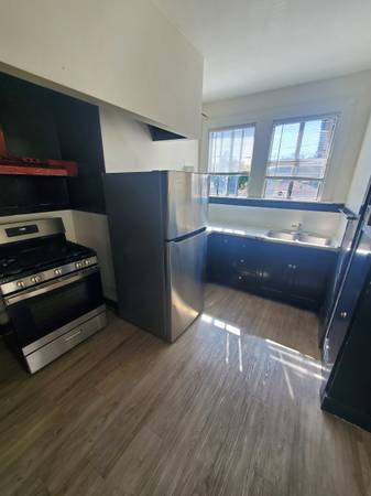 $3,450 / 2br - Amplio 2x1 en el centro de San Mateo con habitación adicional en la planta baja (san mateo)63880018837121120
